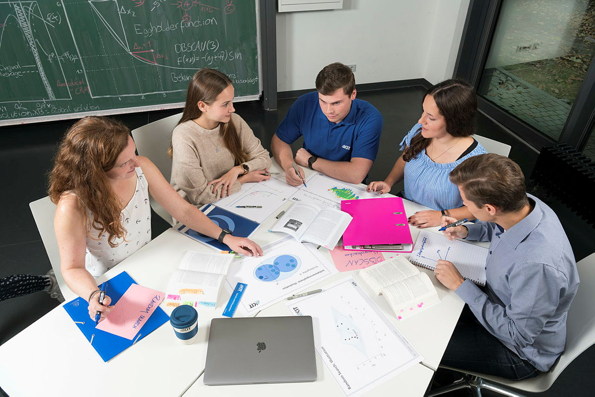 Studierende am KIT-Campus Süd