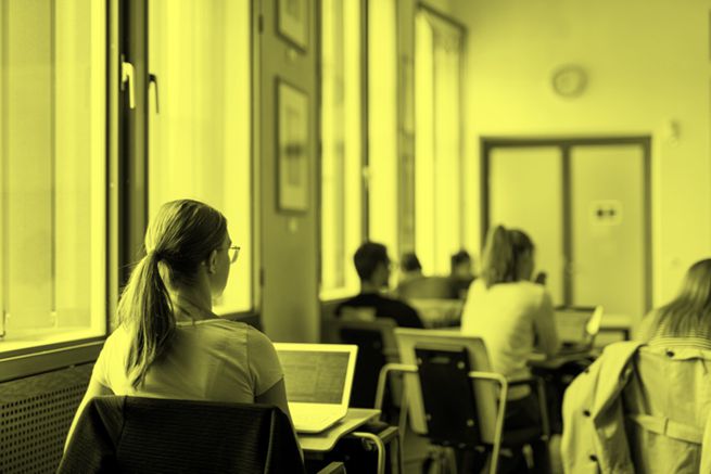 Studierende in einem Seminarraum