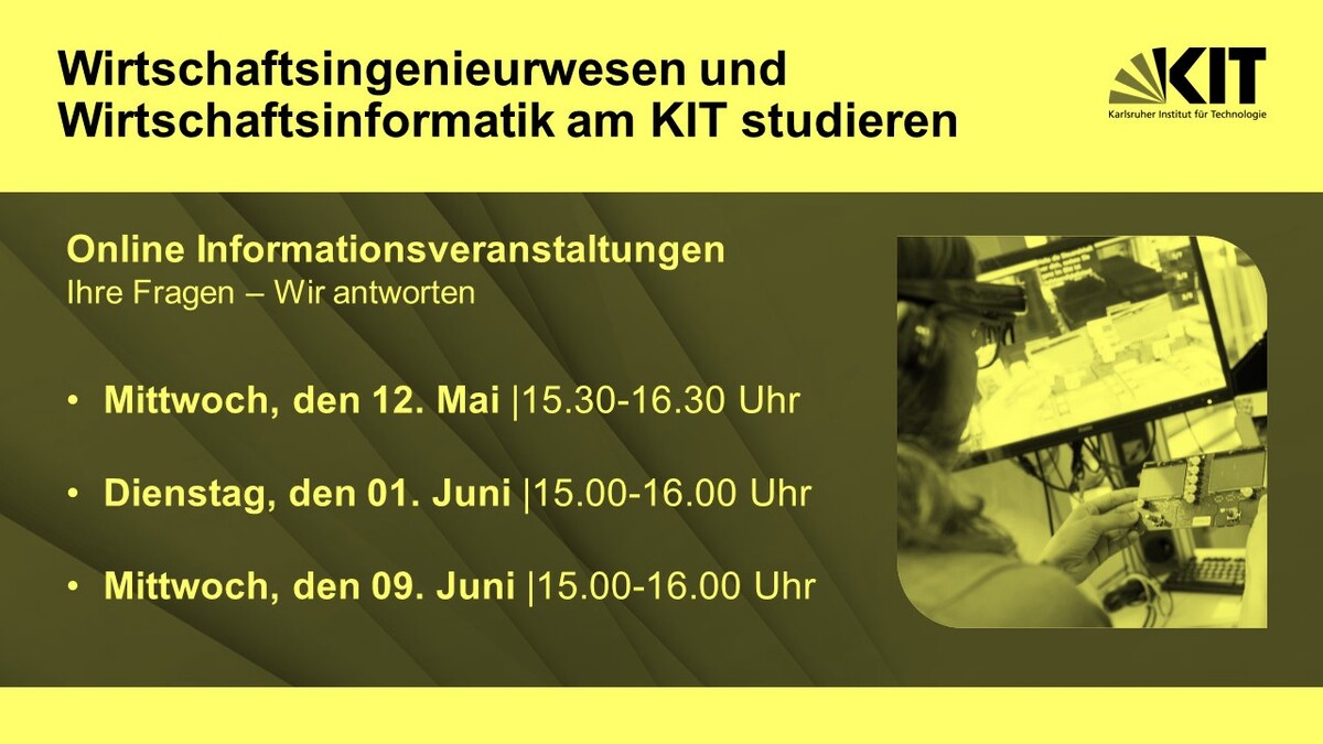 Mädchen mit einer VR Brille auf sitzt vor einem Computer